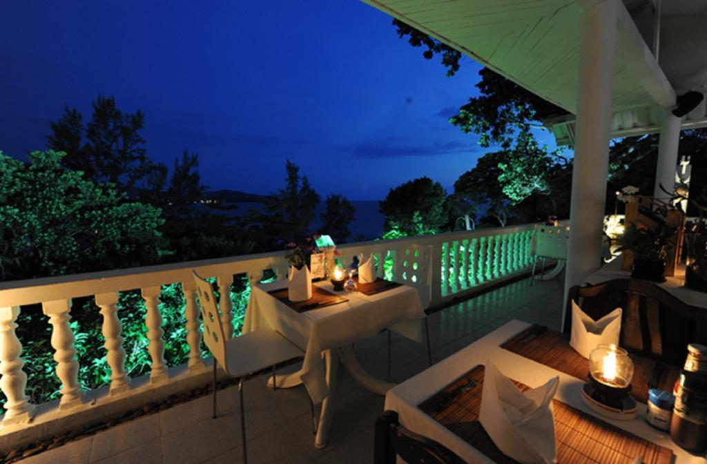 Karon Cliff Contemporary Boutique Bungalows Hotel Restoran gambar